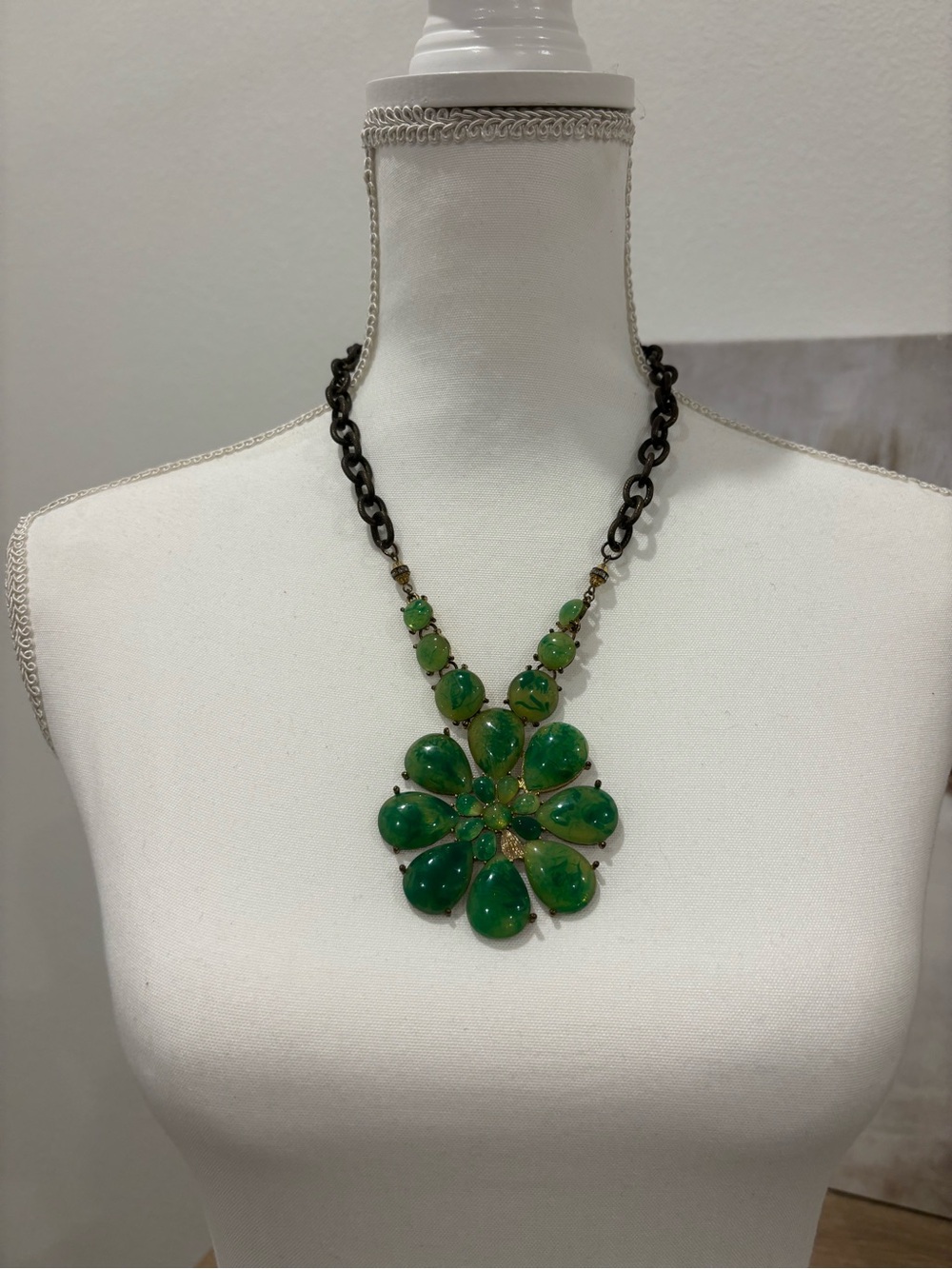 Green Floral Pendant Statement Necklace - Women Jewelry
